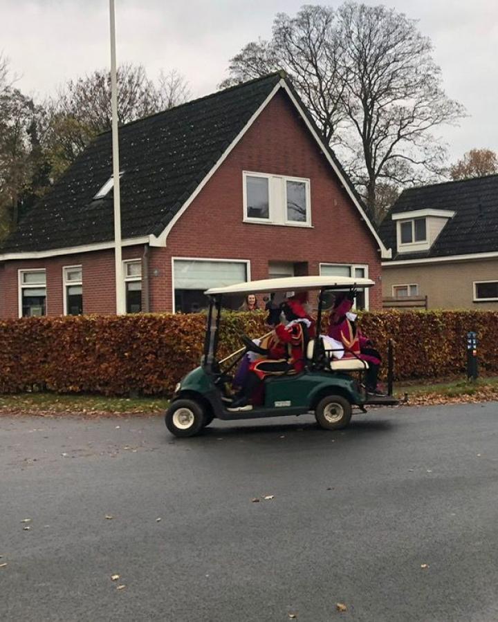 De Sint en zijn Pieten zijn in Opende